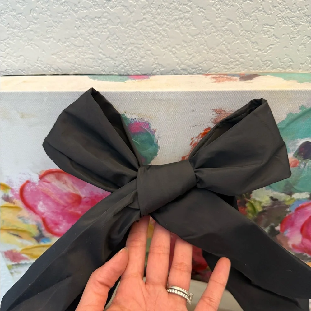 Elegant over the shoulder bow Black and Cream Tote Bag - Picture 3 of 3